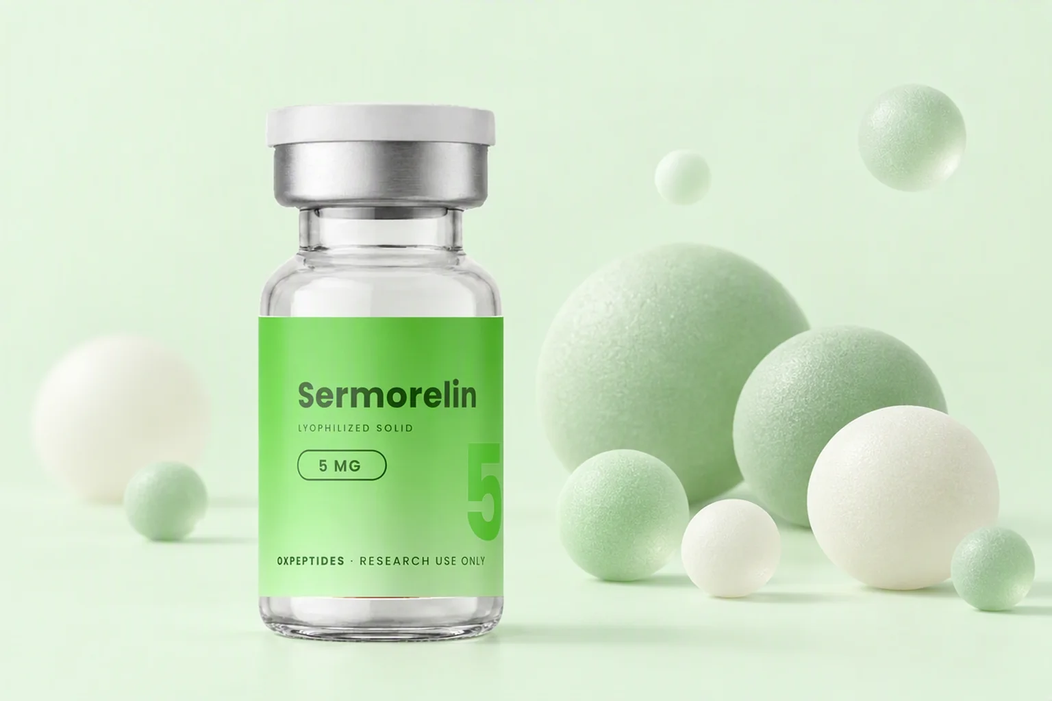 Fiolka liofilizowana Sermorelin 5 mg wśród miękkich pastelowych zielonych kul